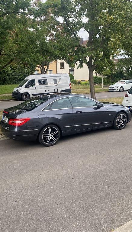 Grau Gebraucht 2011 Mercedes E250 Avantgarde Coupé | 11.700 € (Teuer) - Bild 1/4