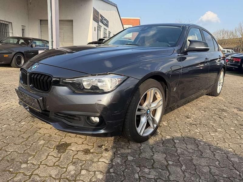 Gebraucht BMW 330e Advantage 184 PS (135 kW) 2016 Mineralgrau metallic Limousine