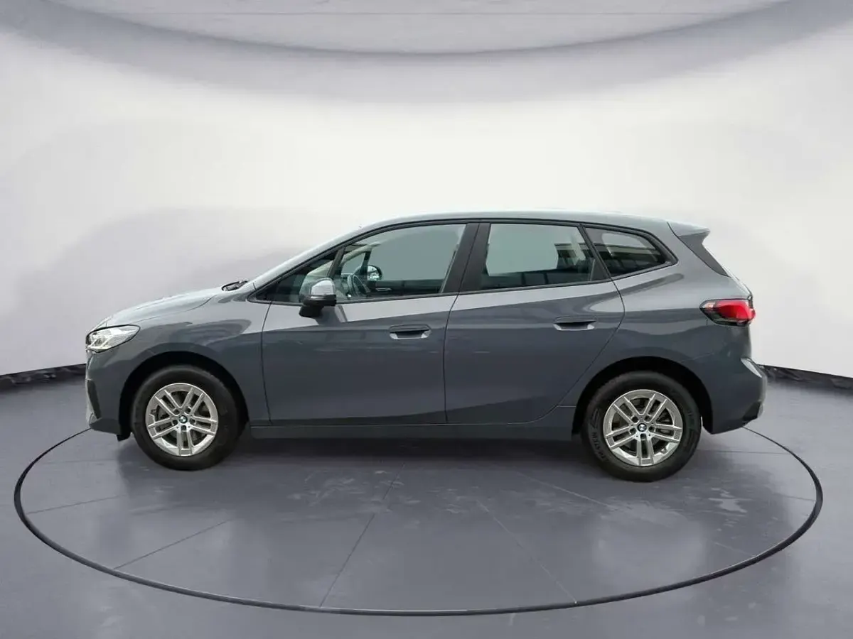 Gebraucht BMW 220 156 PS (114 kW) 2023 Sparkling kupfergrau meta Van / Kleinbus