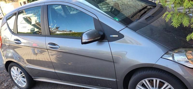 Gebraucht Mercedes A160 Elegance 95 PS (69 kW) 2010 Grau Van / Kleinbus