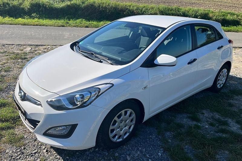 Weiß Gebraucht 2013 Hyundai i30 Classic Limousine | 6.999 € (Fairer Preis) - Bild 1/4