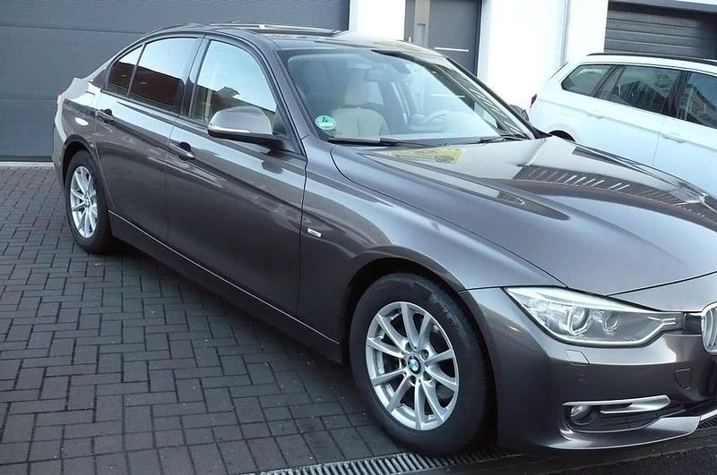 Gebraucht BMW 318 143 PS (105 kW) 2012 Braun Limousine
