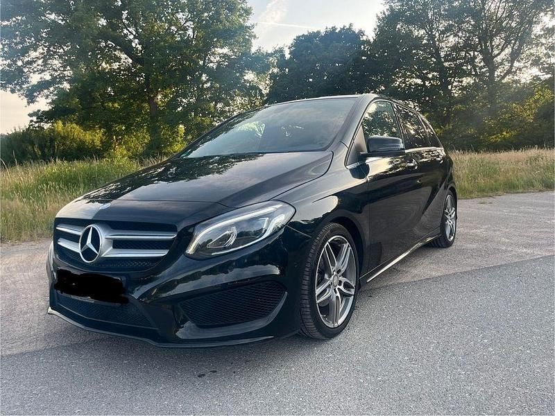 Schwarz Gebraucht 2016 Mercedes B180 AMG Van / Kleinbus | 14.800 € (Superpreis) - Bild 1/4