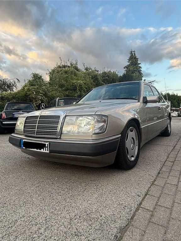 Gebraucht Mercedes E230 132 PS (97 kW) 1990 Andere farben Limousine