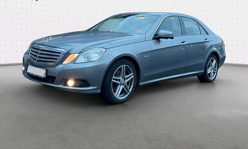 Grau Gebraucht 2010 Mercedes E220 Limousine | 6.200 € (Superpreis) - Bild 1/4