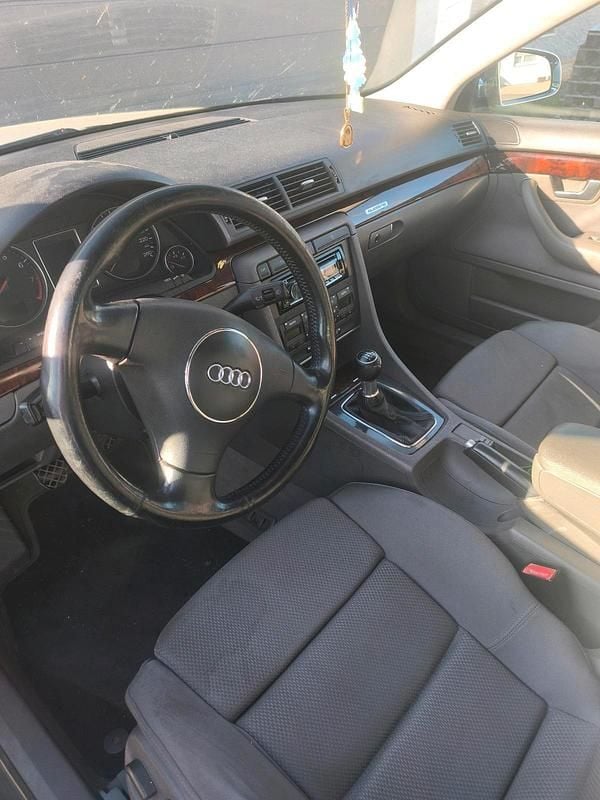 Second-hand Audi A4 200 CP (147 kW) 2001 Argintiu Berlinǎ