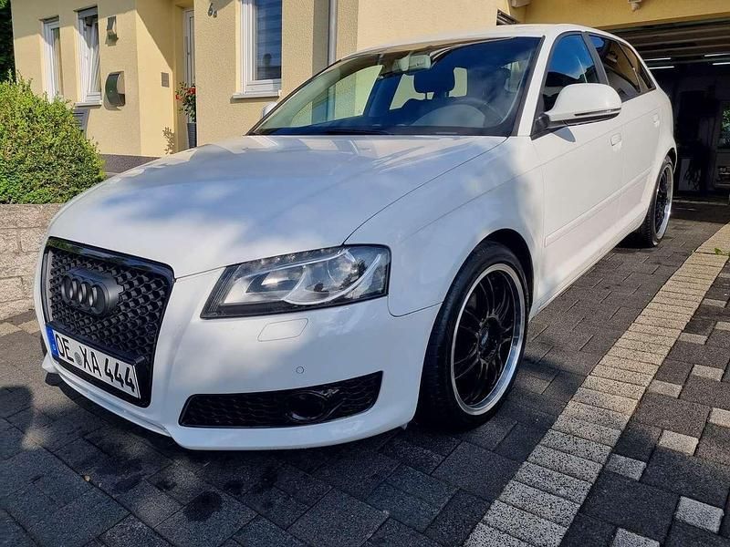 Weiß Gebraucht 2010 Audi A3 Sportback Kombi | 7.499 € (Fairer Preis) - Bild 1/4