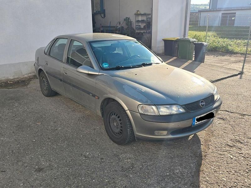 Beige Gebraucht 1996 Opel Vectra Limousine | 1.299 € - Bild 1/4