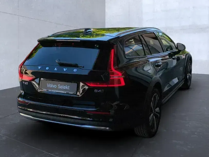 Gebraucht Volvo V60 CC Plus 197 PS (144 kW) 2023 Schwarz Kombi