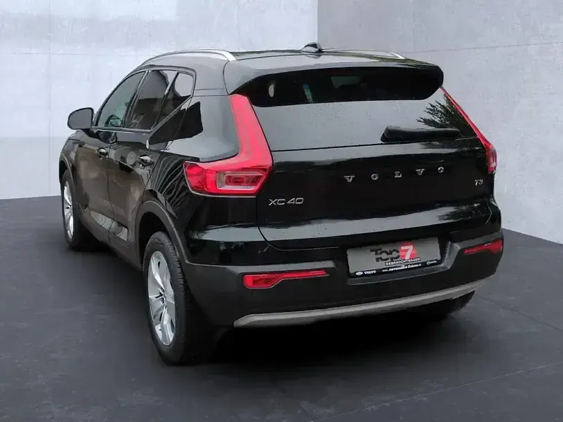 Gebraucht Volvo XC40 Momentum 163 PS (119 kW) 2022 Schwarz SUV