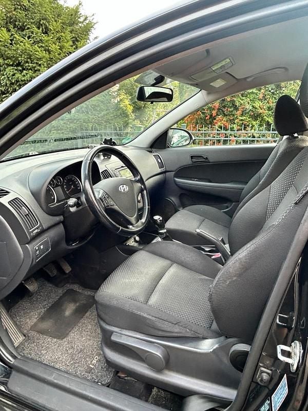 Andere farben Gebraucht 2011 Hyundai i30 Kombi | 1.990 € (Guter Preis) - Bild 1/4