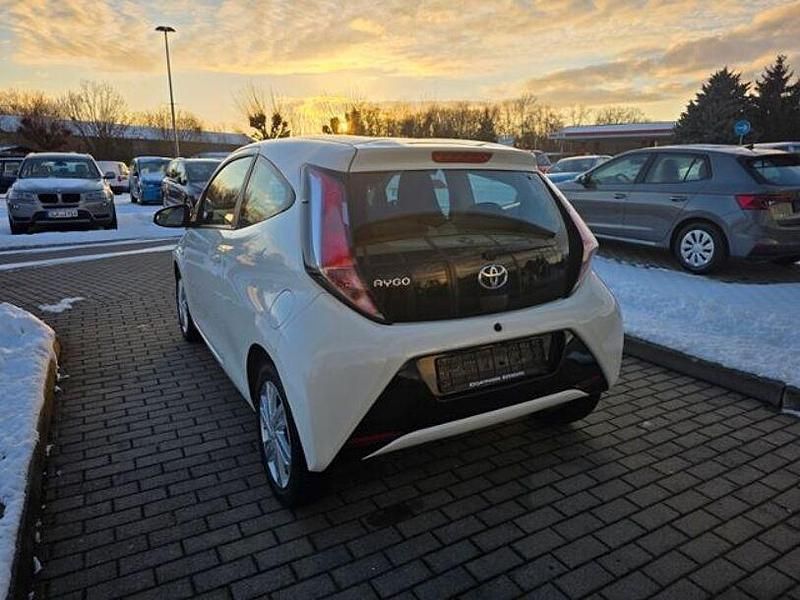 Gebraucht Toyota Aygo X-play 69 PS (50 kW) 2017 Weiß Kleinwagen