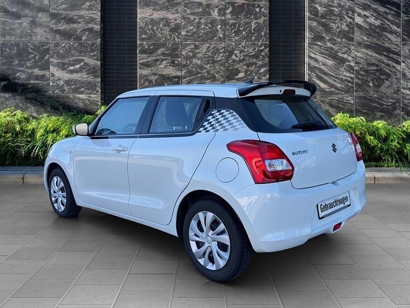 Gebraucht Suzuki Swift Club 90 PS (66 kW) 2017 Weiß Kleinwagen
