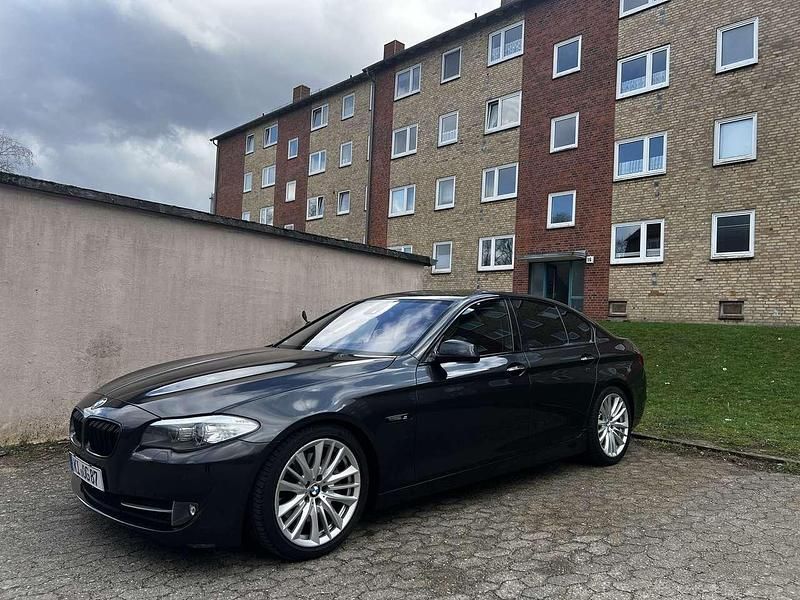 Grau Gebraucht 2010 BMW 528 Limousine | 6.450 € - Bild 1/4
