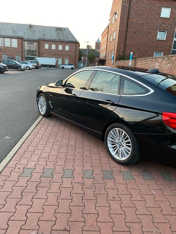 Gebraucht BMW 320 184 PS (135 kW) 2013 Schwarz Limousine