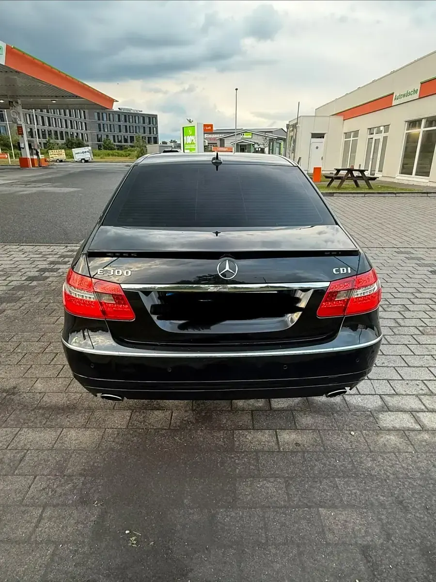Gebraucht Mercedes E300 231 PS (169 kW) 2012 Schwarz Limousine