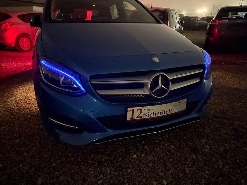 Gebraucht Mercedes B180 122 PS (89 kW) 2015 Blau Van / Kleinbus