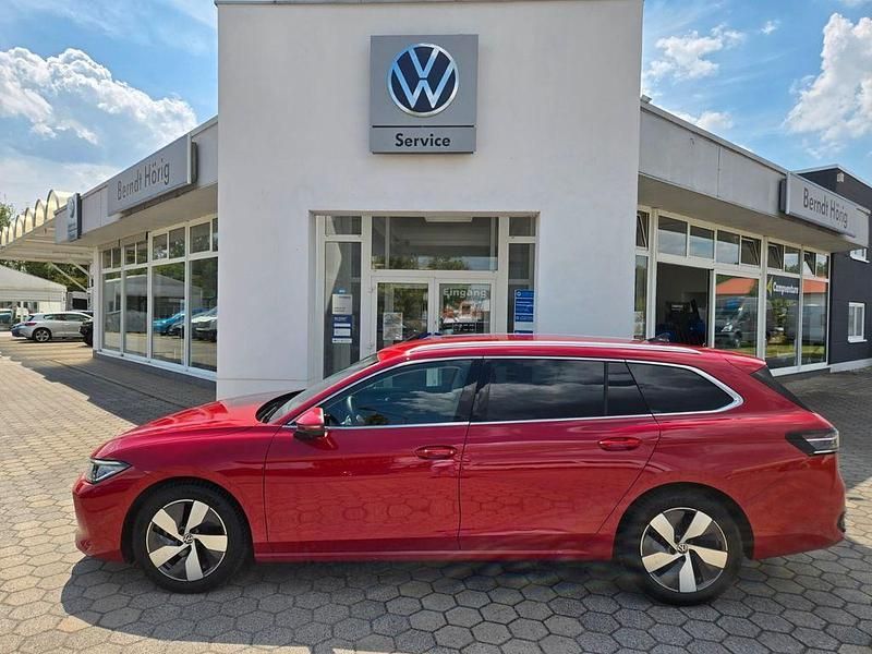 Rot Gebraucht 2024 VW Passat Elegance Kombi | 35.490 € - Bild 1/4
