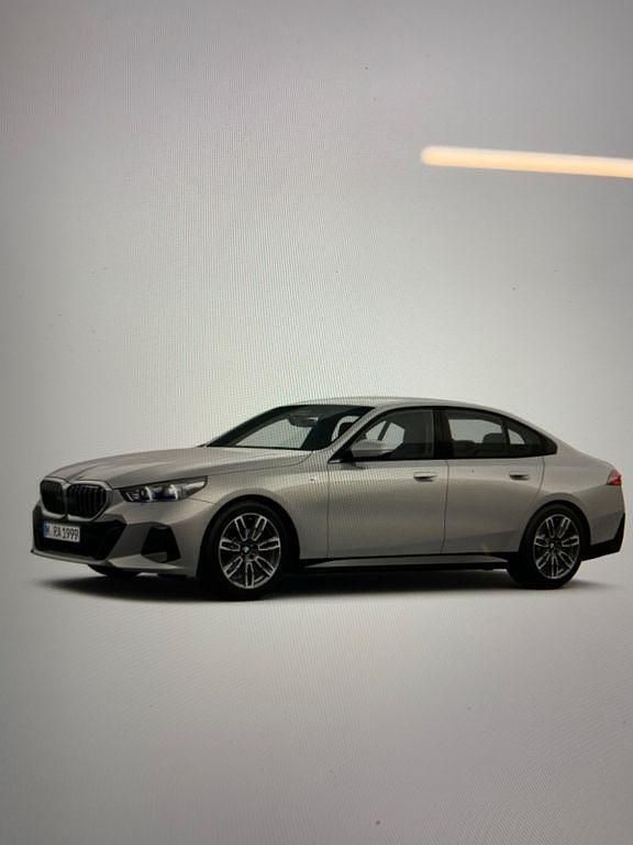 Silber Gebraucht 2024 BMW 520 M Sport Limousine | 48.500 € (Superpreis) - Bild 1/4