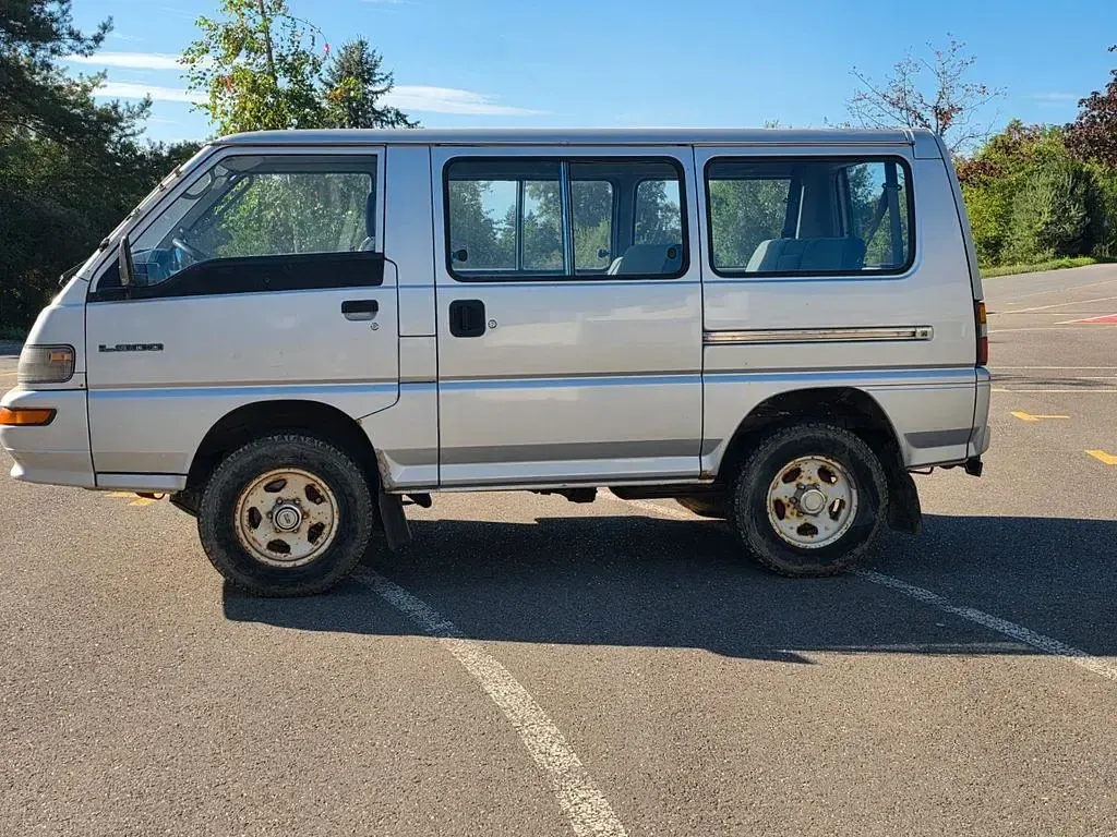 Gebraucht Mitsubishi L300 111 PS (81 kW) 1992 Silber Van / Kleinbus