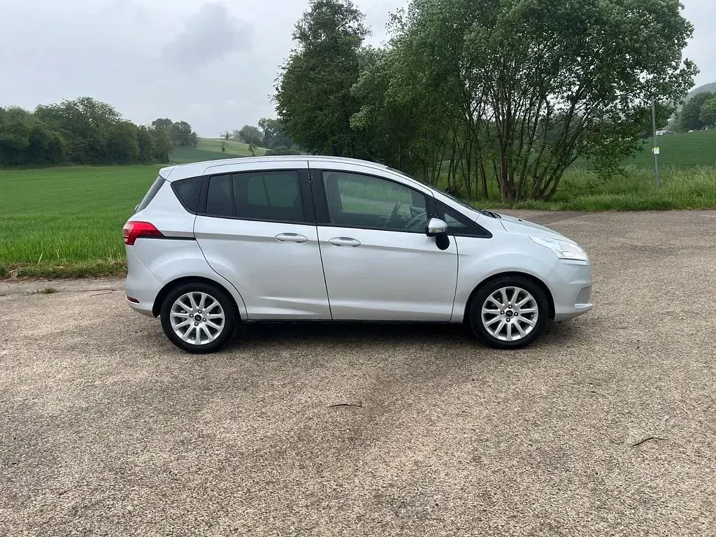Używany Ford B-MAX SYNC Edition 101 KM (74 kW) 2017 Srebrny Minivan