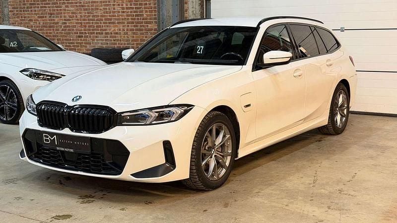 Gebraucht BMW 330e M Sport 184 PS (135 kW) 2023 Weiß Limousine