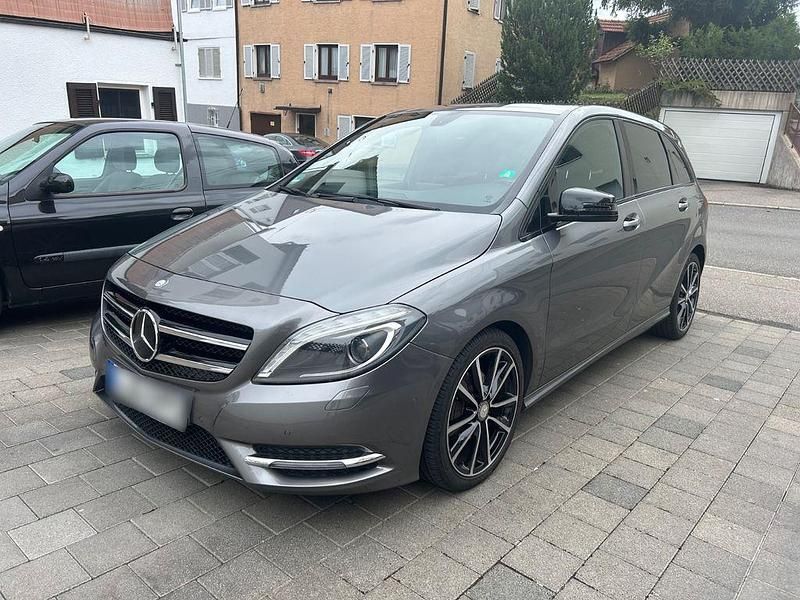 Grau Gebraucht 2014 Mercedes B180 Van / Kleinbus | 12.000 € (Fairer Preis) - Bild 1/4