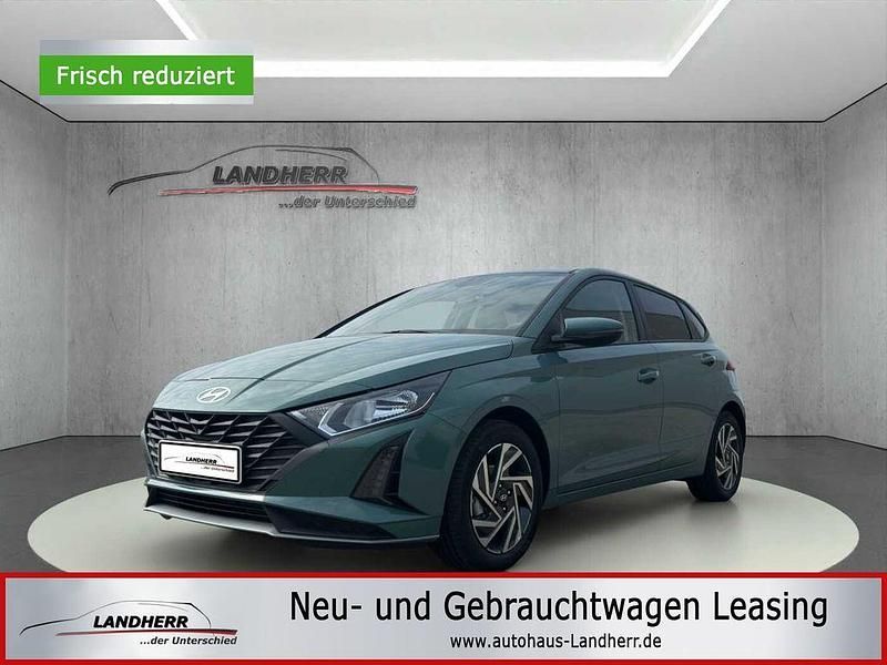 Mangrove green Neu 2025 Hyundai i20 Limousine | 17.240 € (Guter Preis) - Bild 1/4