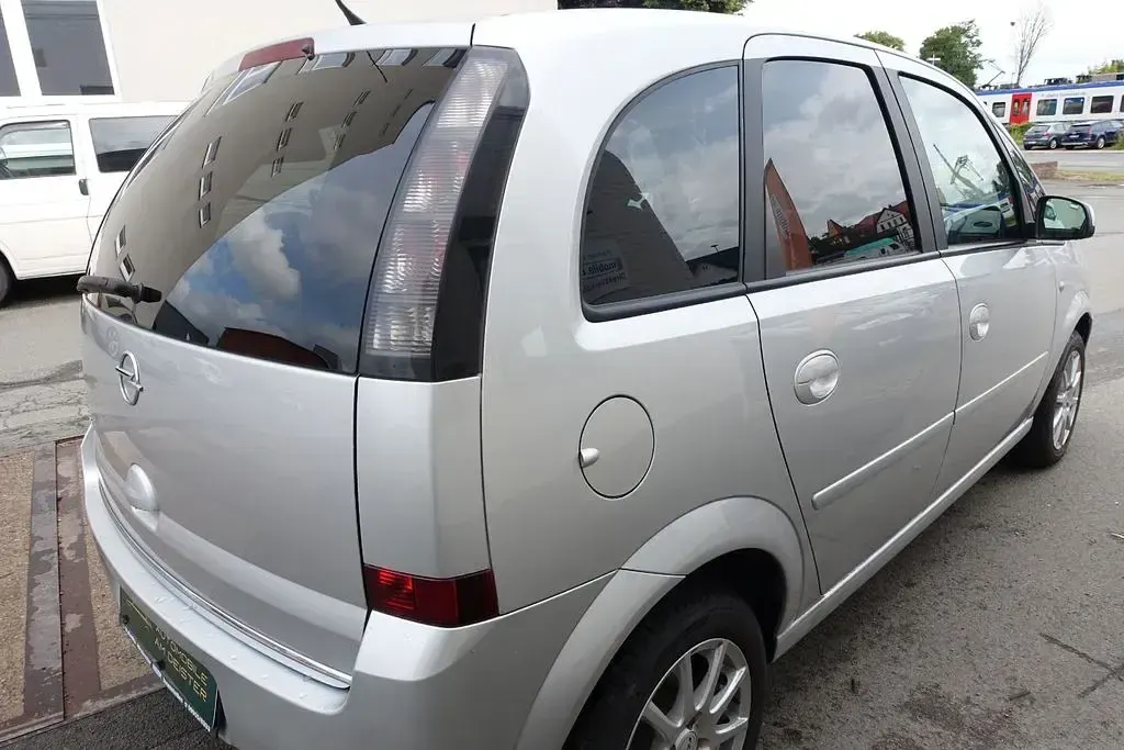 Gebraucht Opel Meriva Edition 105 PS (77 kW) 2010 Silber Van / Kleinbus