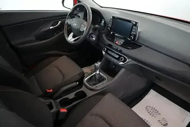 Gebraucht Hyundai i30 Trend 99 PS (72 kW) 2019 Rot Limousine
