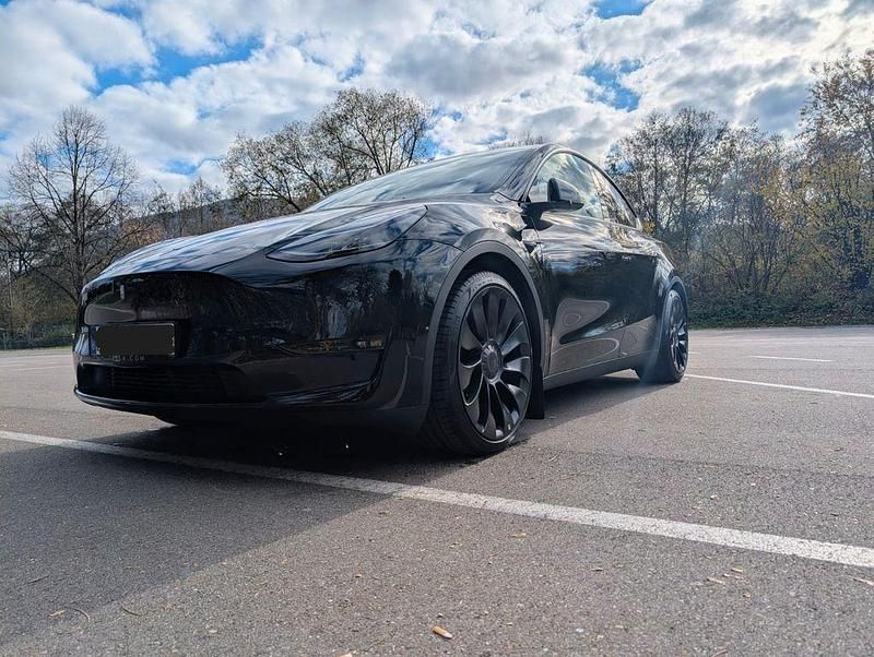 Schwarz Gebraucht 2024 Tesla Model Y Performance SUV | 47.400 € (Etwas zu teuer) - Bild 1/4