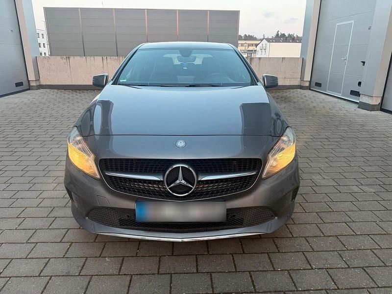 Gebraucht Mercedes A180 122 PS (89 kW) 2017 Grau Kleinwagen