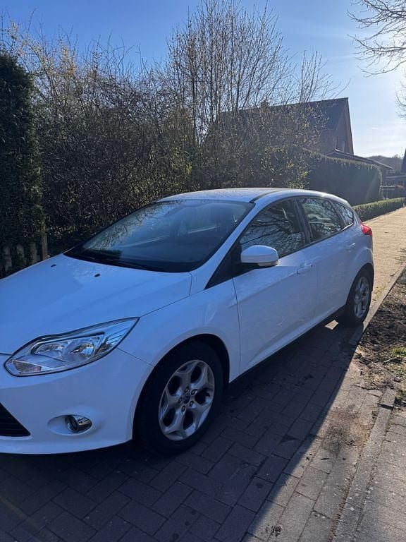 Gebraucht Ford Focus Trend 125 PS (91 kW) 2011 Weiß Limousine