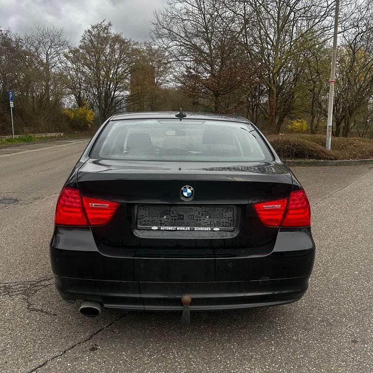 Gebraucht BMW 320 184 PS (135 kW) 2010 Schwarz Limousine