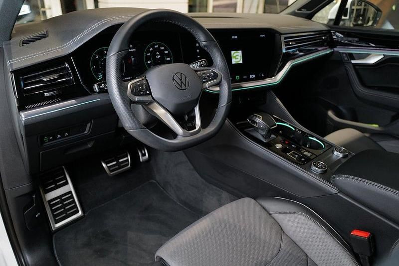 Gebraucht VW Touareg R-line 286 PS (210 kW) 2025 Oryxweiß perlmutteffekt SUV