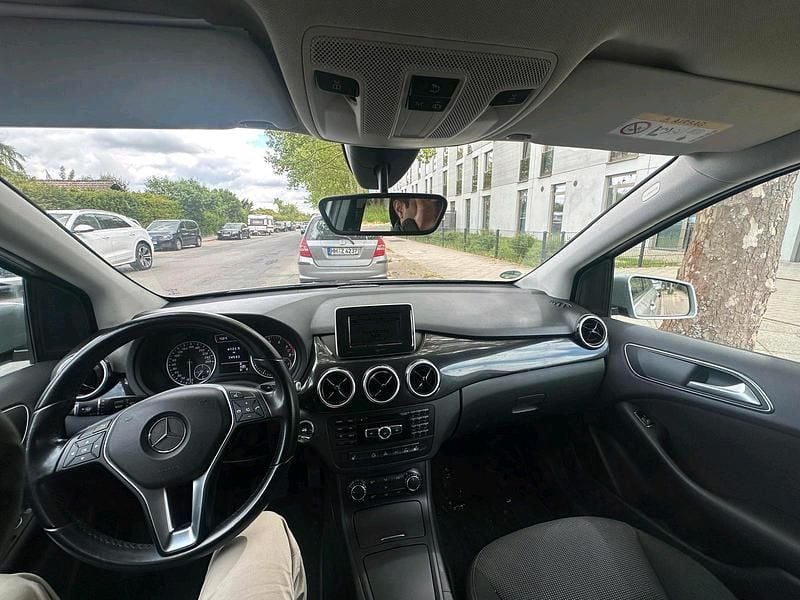 Silber Gebraucht 2013 Mercedes B180 Van / Kleinbus | 12.000 € (Guter Preis) - Bild 1/4