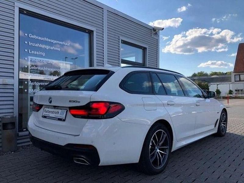 Gebraucht BMW 530e M Sport 292 PS (214 kW) 2022 Alpinweiss Kombi