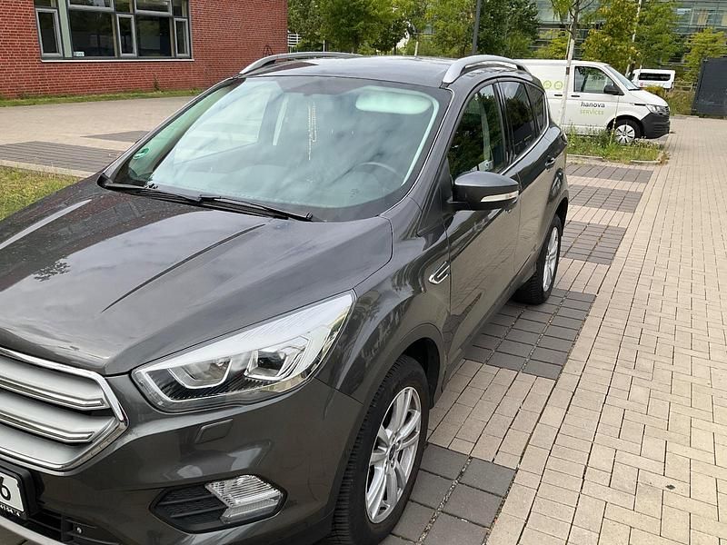 Grau Gebraucht 2018 Ford Kuga Titanium SUV | 13.000 € (Fairer Preis) - Bild 1/4