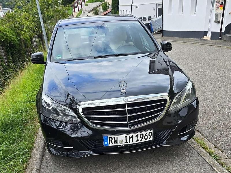 Gebraucht Mercedes E220 Elegance 170 PS (125 kW) 2015 Schwarz Limousine
