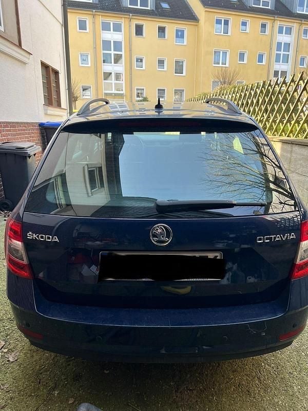 Blau Gebraucht 2017 Skoda Octavia Kombi | 8.990 € (Guter Preis) - Bild 1/4