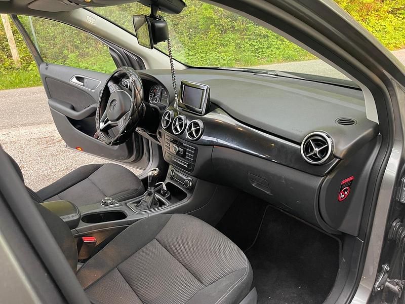 Gebraucht Mercedes B200 156 PS (114 kW) 2012 Silber Van / Kleinbus