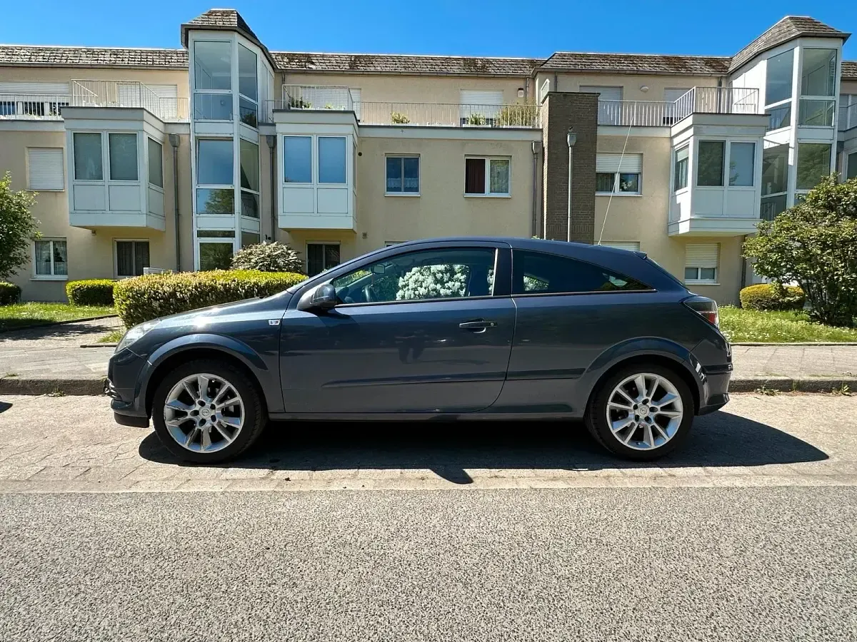 Używany Opel Astra 106 KM (77 kW) 2007 Niebieski Coupe