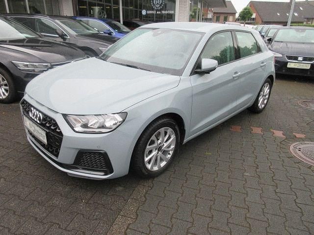 Pfeilgrau (metallic) Gebraucht 2024 Audi A1 Sportback Advanced Kleinwagen | 23.788 € (Guter Preis) - Bild 1/4