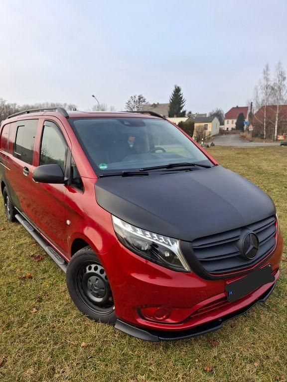 Rot Gebraucht 2023 Mercedes Vito Van | 46.500 € (Teuer) - Bild 1/4