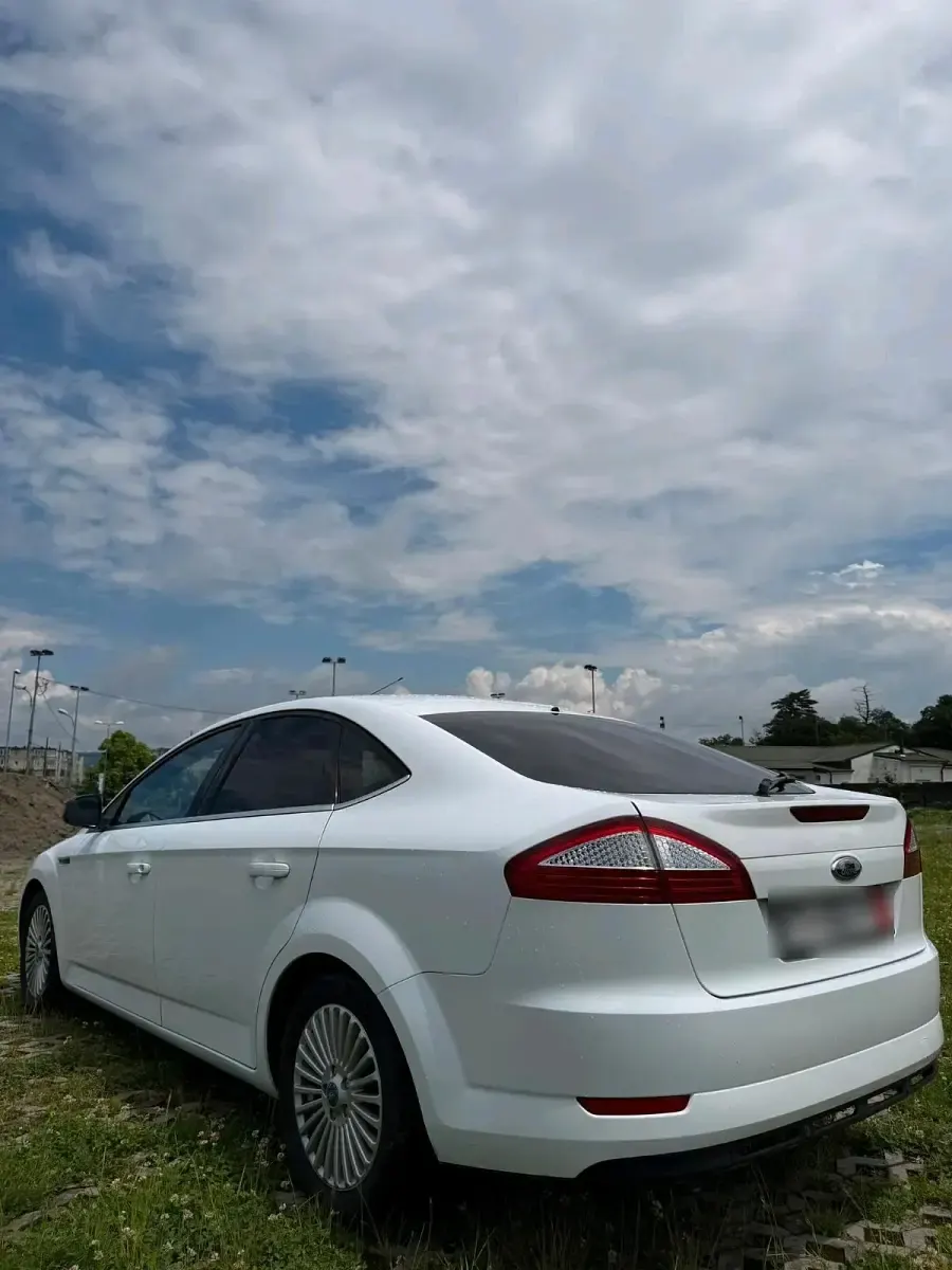 Gebraucht Ford Mondeo 140 PS (102 kW) 2010 Weiß Limousine