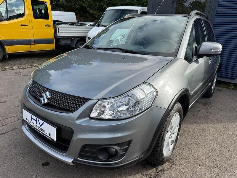 Grau Gebraucht 2012 Suzuki SX4 Comfort Limousine | 5.950 € (Fairer Preis) - Bild 1/4