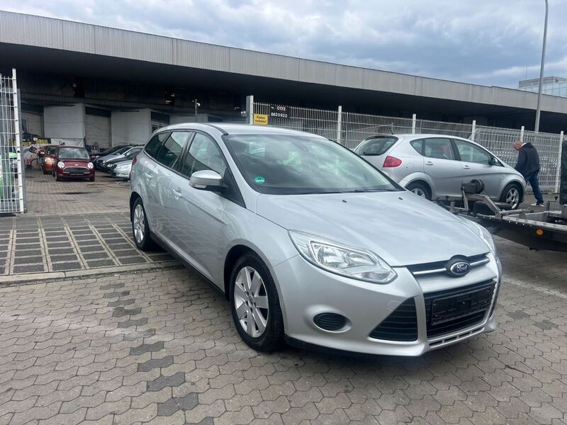 Silber Gebraucht 2013 Ford Focus Kombi | 2.599 € (Superpreis) - Bild 1/4