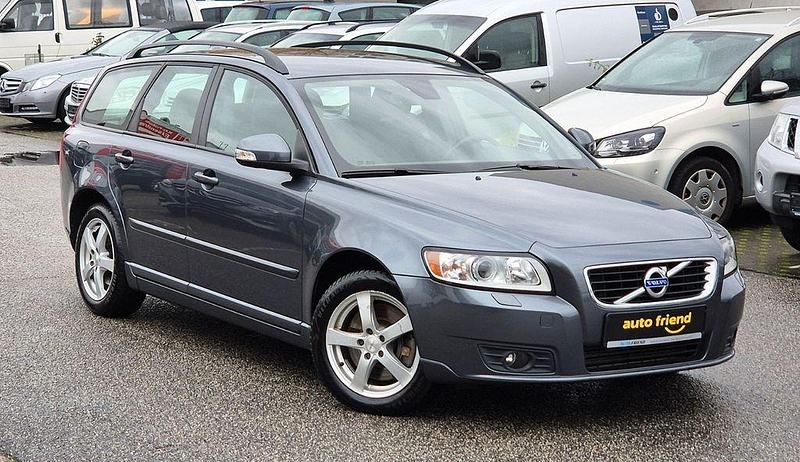 Grau Gebraucht 2011 Volvo V50 Kombi | 12.950 € - Bild 1/4