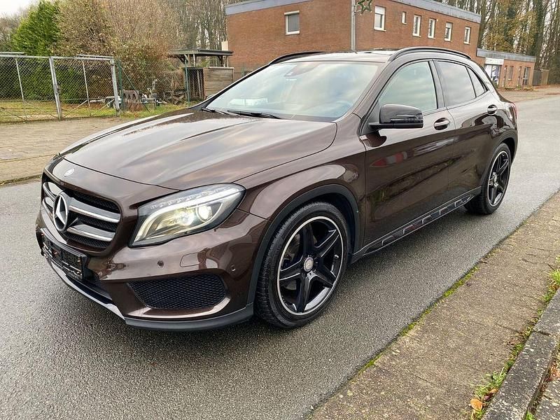 Braun Gebraucht 2015 Mercedes GLA220 AMG SUV | 20.990 € (Fairer Preis) - Bild 1/4