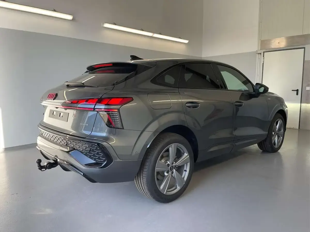 Neu Audi Q3 Sportback S-Line 204 PS (150 kW) 2025 [0e0e] mythosschwarz metallic SUV